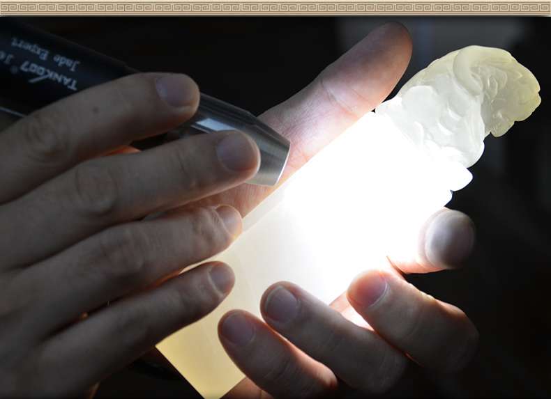 照玉強(qiáng)光手電筒不只可以鑒定琥珀，還可以鑒別各種的玉石、原石