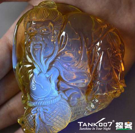 網上用紫光手電鑒定琥珀的帖子這么多，哪個是真假？
