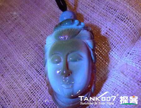 網上用紫光手電鑒定琥珀的帖子這么多，哪個是真假？