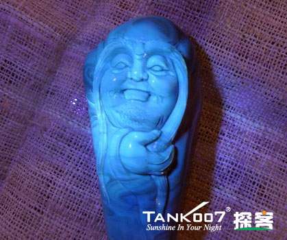 網上用紫光手電鑒定琥珀的帖子這么多，哪個是真假？