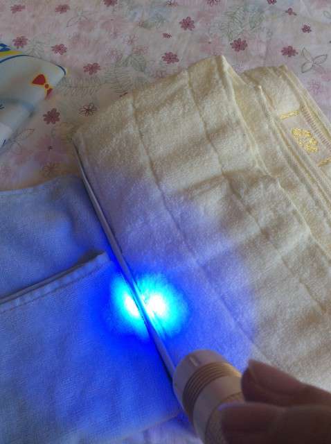  寶媽買了紫光手電，衣服上好多熒光劑，看的心慌害怕