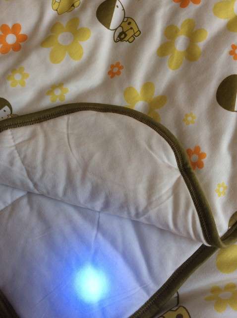  寶媽買了紫光手電，衣服上好多熒光劑，看的心慌害怕