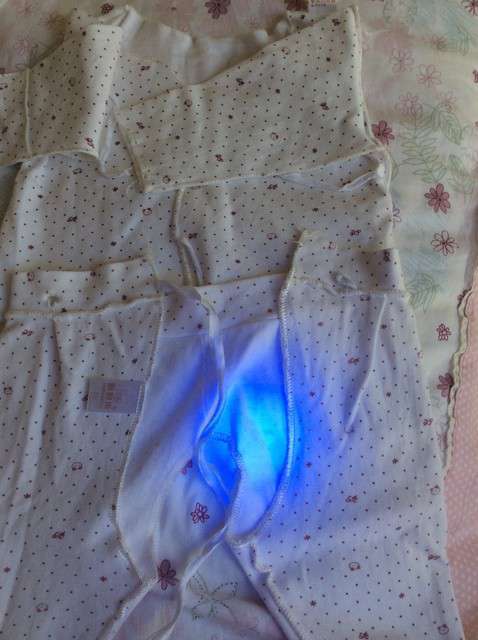  寶媽買了紫光手電，衣服上好多熒光劑，看的心慌害怕