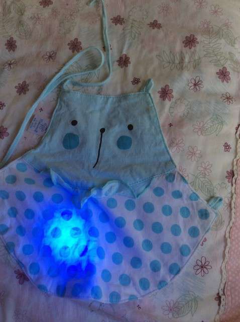  寶媽買了紫光手電，衣服上好多熒光劑，看的心慌害怕