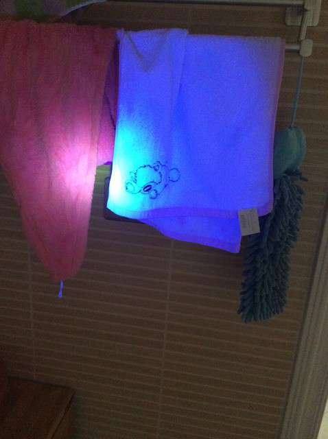  寶媽買了紫光手電，衣服上好多熒光劑，看的心慌害怕